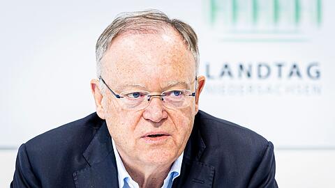 Stephan Weil (SPD), Ministerpräsident von Niedersachsen, spricht auf einer Pressekonferenz.