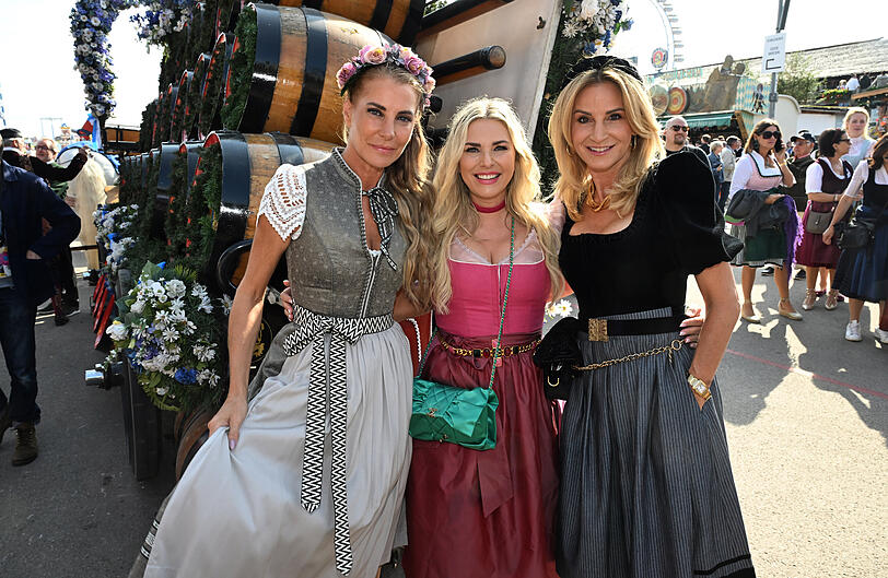 Giulia Siegel, (l-r) Model Alessandra Geissel und Designerin Sandra Abt