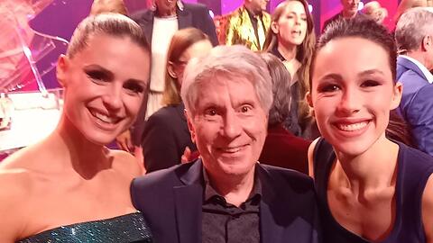 Gänsehaut-Moment: 40 Jahre nach der Entstehung haben Michelle Hunziker und Tochter Aurora das Udo-Jürgens-Lied "Liebe ohne Leiden" von Wolfgang Hofer (M.) in der Tribute-Show gesungen.