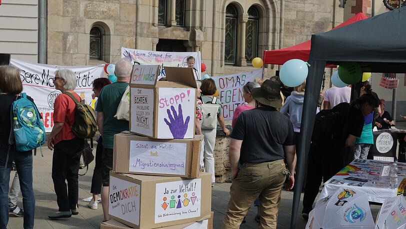 Im th&uuml;ringischen Saalfeld hatten die Omas gegen Rechts zu einer Demonstration gegen die Wahl eines AfD-Landrates aufgerufen.