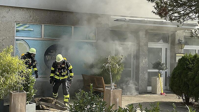 Beim Eintreffen der ersten Einsatzkräfte trat bereits dichter schwarzer Rauch aus einem Kellerfenster. Beim Eintreffen der ersten Einsatzkräfte trat bereits dichter schwarzer Rauch aus einem Kellerfenster.