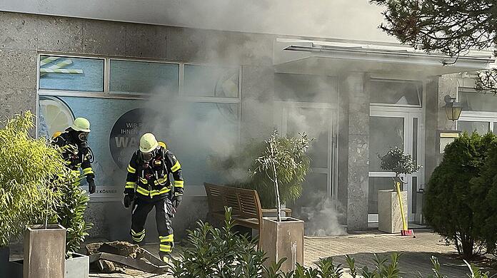 Beim Eintreffen der ersten Einsatzkr&auml;fte trat bereits dichter schwarzer Rauch aus einem Kellerfenster.