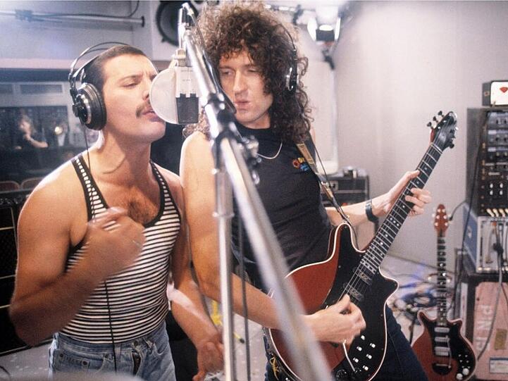 Queen-Sänger Freddie Mercury (links) neben Gitarrist Brian May