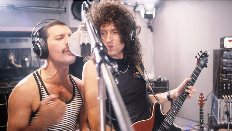 Queen-Sänger Freddie Mercury (links) neben Gitarrist Brian May Queen-Sänger Freddie Mercury (links) neben Gitarrist Brian May