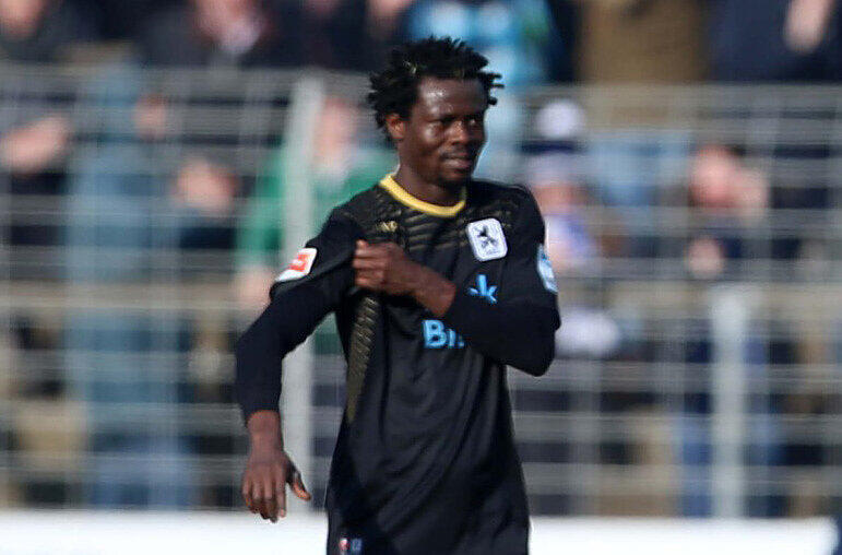 Anthony Annan &ndash; Note 4 - Nach 34 Sekunden mit dem ersten katastrophalen Fehlpass. Danach ruhig am Ball, ohne nach vorne Akzente zu setzen.