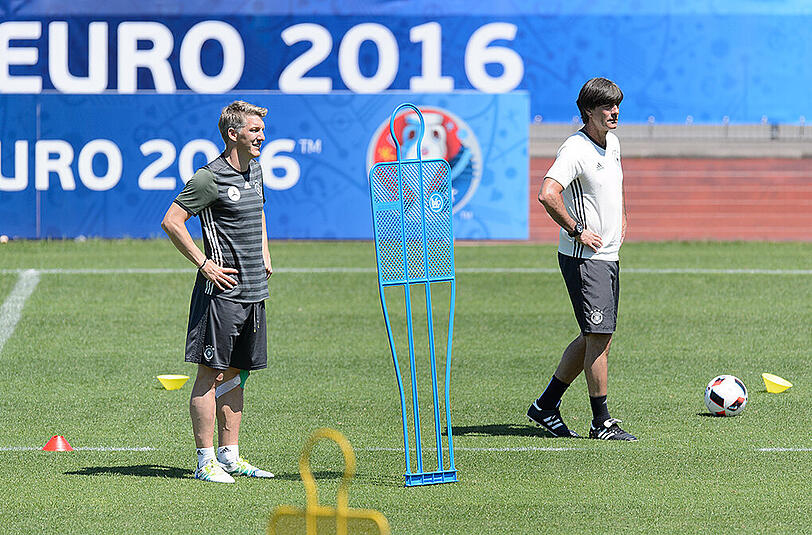 Unter Kontrolle: Joachim Löw und Bastian Schweinsteiger.