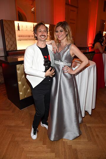Michael Ostrowski mit Mini-Hündchen und Schauspielerin Hilde Dalik
