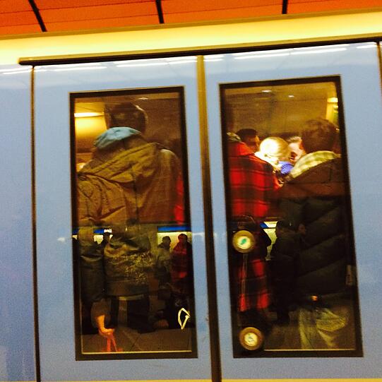 Dicht gedrängt stehen die Münchner am Mittwochabend in den Bahnen. Manche müssen draußen bleiben - bis der nächste Zug kommt.