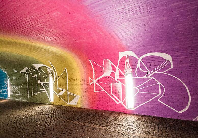 "Wir erweitern die Lampen und dessen Lichtwurf, indem unsere Gestaltung vom Licht ausgehend in den gewölbten Raum der Unterführung fortgesetzt wird und sich zu einer Gesamt-Wirkung verbindet", beschreiben die Künstler die Aktion.