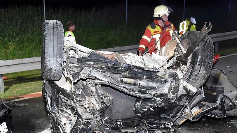 Der Fahrer wurde aus dem Auto geschleudert und erlag im Krankenhaus seinen schweren Verletzungen.