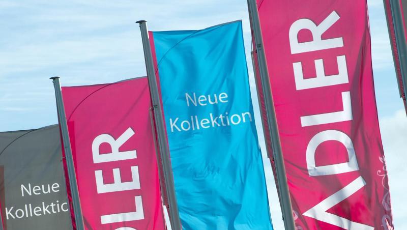 Fahnen wehen an einer Filiale des Textilhändlers Adler. Foto: Stefan Sauer/Archivbild Fahnen wehen an einer Filiale des Textilhändlers Adler. Foto: Stefan Sauer/Archivbild