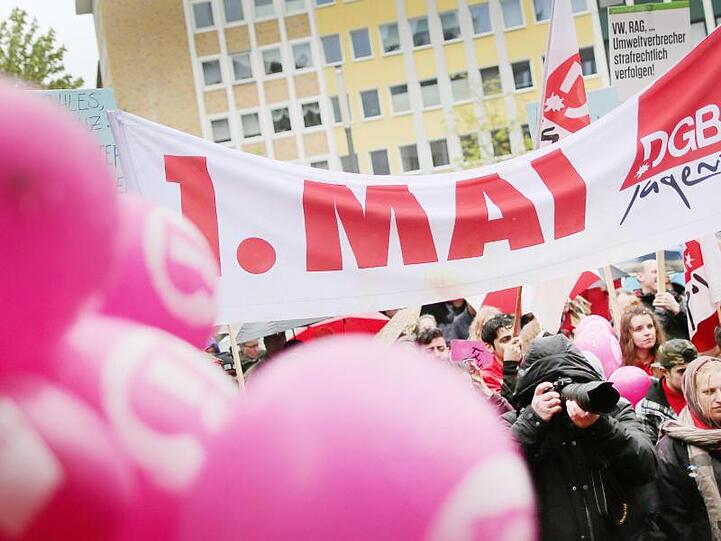 Ein Banner "1. Mai DGB-Jugend" ist bei einer Mai-Kundgebung zu sehen. Foto: Ina Fassbender/Archivbild