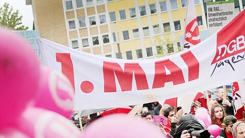 Ein Banner "1. Mai DGB-Jugend" ist bei einer Mai-Kundgebung zu sehen. Foto: Ina Fassbender/Archivbild