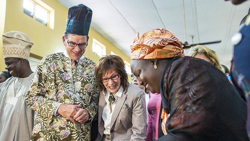 Besuch auf einer Gesundheitsstation in Abeokuta in Nigeria: Bundesentwicklungsminister Gerd Müller und seine Frau Gertie Müller-Hoorens.