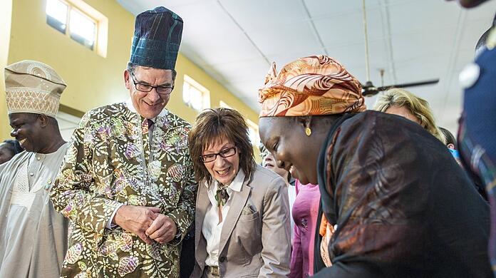 Besuch auf einer Gesundheitsstation in Abeokuta in Nigeria: Bundesentwicklungsminister Gerd Müller und seine Frau Gertie Müller-Hoorens.