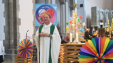 Kreativer Stadtpfarrer: Rainer Maria Schießler, hier in seiner bunt geschmückten Kirche St. Maximilian bei der Faschings-Messe.