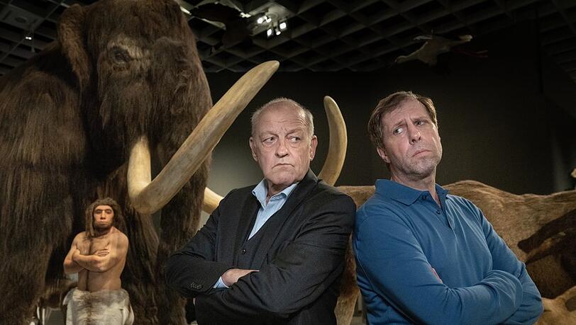 "Wilsberg: Blinde Flecken": Wilsbergs (Leonard Lansink, l.) Kumpel Ekki (Oliver Korittke, r.) ist nicht begeistert von dessen Nachforschungen.