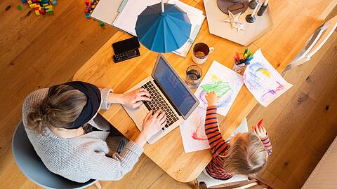 Gerade bei Berufstätigen mit Kindern ist das Homeoffice beliebt. (Archivbild)