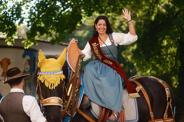 Bräurosl 2025: Ingrid Böhm hat eine ereignisreiche Wiesn hinter sich.
Heuer durfte sie über ihre Nachfolgerin mitentscheiden. Bräurosl 2025: Ingrid Böhm hat eine ereignisreiche Wiesn hinter sich.
Heuer durfte sie über ihre Nachfolgerin mitentscheiden.