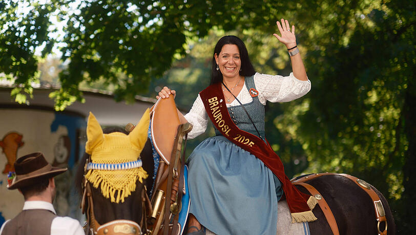 Bräurosl 2025: Ingrid Böhm hat eine ereignisreiche Wiesn hinter sich.
Heuer durfte sie über ihre Nachfolgerin mitentscheiden. Bräurosl 2025: Ingrid Böhm hat eine ereignisreiche Wiesn hinter sich.
Heuer durfte sie über ihre Nachfolgerin mitentscheiden.