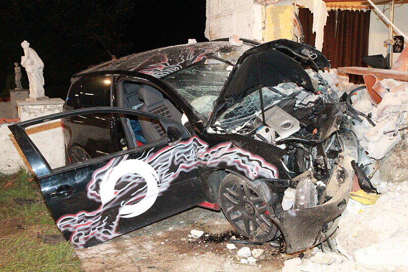 Ende einer Suff-Fahrt: Ein junger GTI-Fahrer hat die Kontrolle über sein Auto verlorenen und landete in der Hausmauer eines Swinger-Clubs. Die Bilder