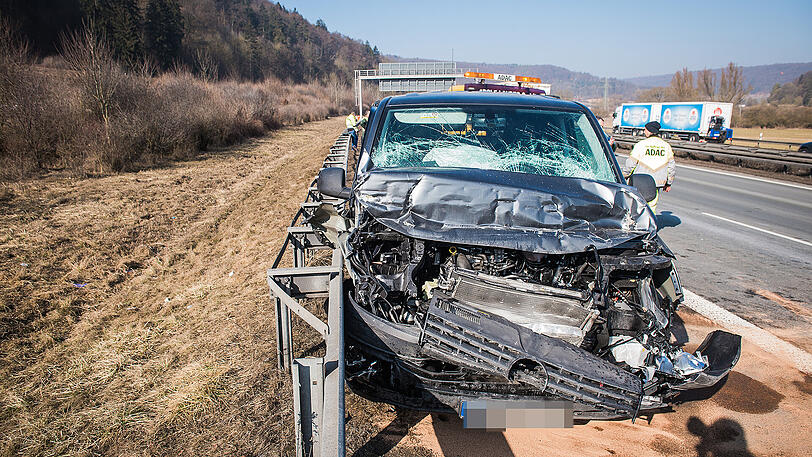 Der Gefangenentransporter kollidierte mit einem Lkw, alle acht Insassen werden teils schwer verletzt.