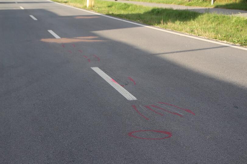 Der 9-Jährige Junge wurde auf der Landstraße in Bad Gögging von dem Sportwagen erfasst und starb noch an der Unfallstelle.