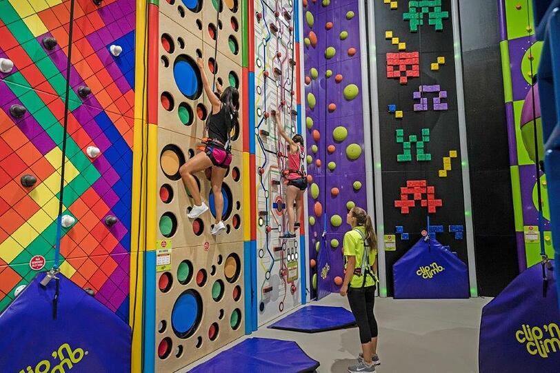 Lust auf einen ganz besonderen Schulsport? Dann tauscht die Turnhalle gegen die MAXX Arena und spielt z.B. Völker- oder Basketball auf einem Trampolin oder klettert in der Clip ?n Climb Anlage.