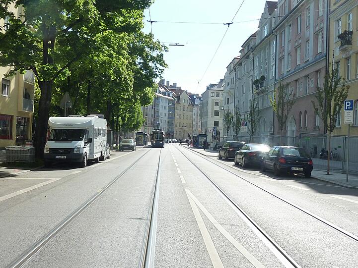 Hier sieht man deutlich, dass der Bürgersteig an die Trambahnschienen gerückt wurde.
