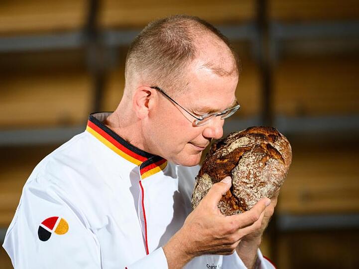 Stefan Keller, Bäckermeister und Brotsommelier, riecht an einem frischen Brot.