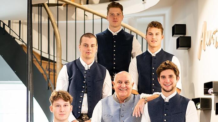 Schneidig: Dr. Axel Munz, Geschäftsführer von Angermaier Trachten, mit fünf EHClern.