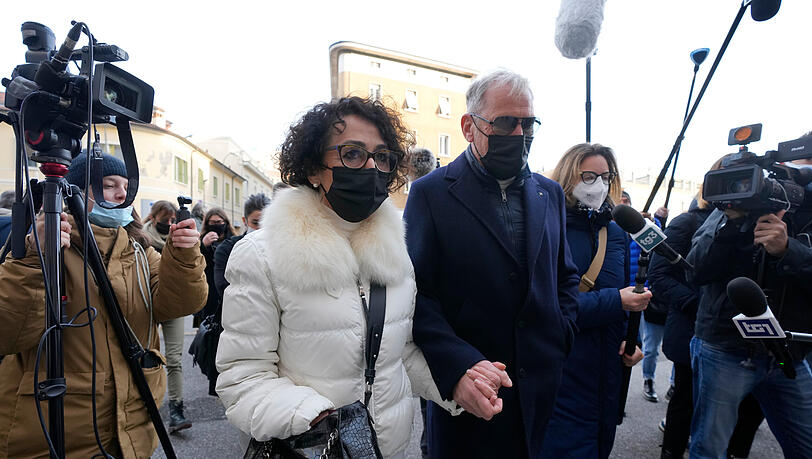 Raffaele Nedrotti und seine Frau Nadia, Eltern von Greta, die bei einer Bootskollision auf dem Gardasee ums Leben kam, treffen am Gericht in Brescia ein.