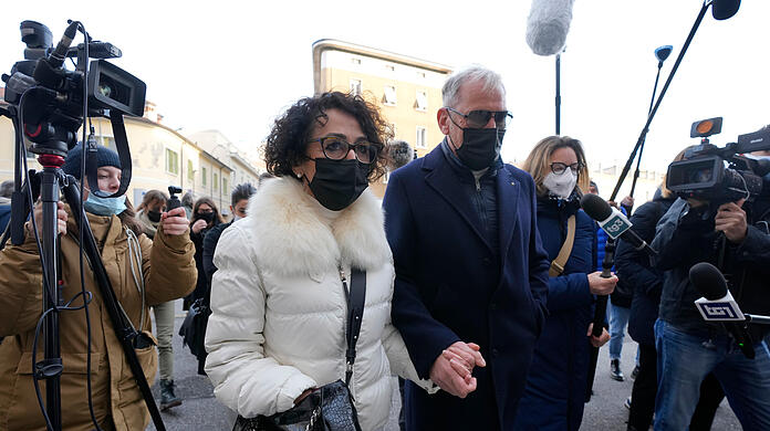 Raffaele Nedrotti und seine Frau Nadia, Eltern von Greta, die bei einer Bootskollision auf dem Gardasee ums Leben kam, treffen am Gericht in Brescia ein.