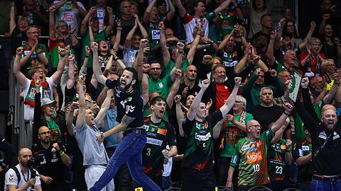 Magdeburgs Trainer Bennet Wiegert und die Fans jubeln nach dem Einzug ins Final Four der Champions League.