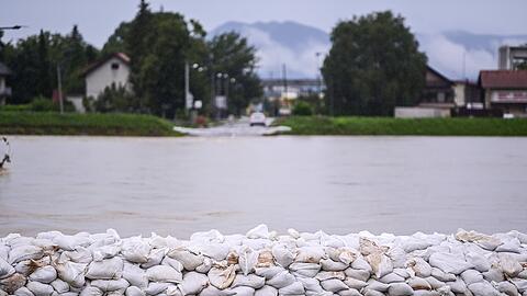 Gestapelte Sandsäcke sind im kroatischen Zabreb nach starken Regenfällen von Hochwasser umgeben.