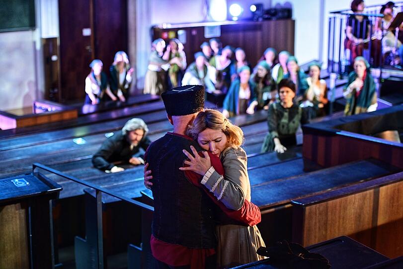 Oper als Geschichtsunterricht: Ekatarina Isachenko (Maria) mit Torsten Pesch (Mazeppa) im Audimax der Münchner Universität.