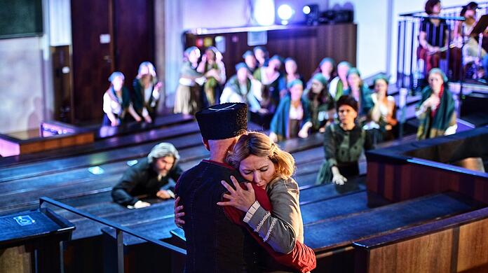 Oper als Geschichtsunterricht: Ekatarina Isachenko (Maria) mit Torsten Pesch (Mazeppa) im Audimax der Münchner Universität.