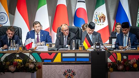 Kanzler Friedrich Merz (CDU) bei den Beratungen der G20-Runde in Johannesburg. Auch für ihn wurde der Gipfel durch die Diskussionen über den umstrittenen US-Vorschlag für einen Frieden in der Ukraine überschattet. Kanzler Friedrich Merz (CDU) bei den Beratungen der G20-Runde in Johannesburg. Auch für ihn wurde der Gipfel durch die Diskussionen über den umstrittenen US-Vorschlag für einen Frieden in der Ukraine überschattet.