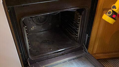 Den Backofen solle man nun nicht mehr f&uuml;r Lebensmittel benutzen, so die Polizei.