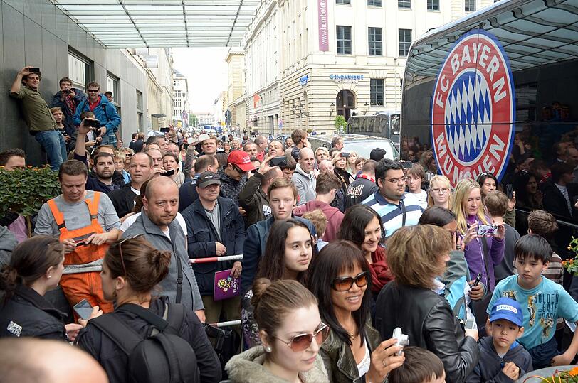 Berlin! Berlin! Der FC Bayern ist am Regent Hotel angekommen. Die Bilder
