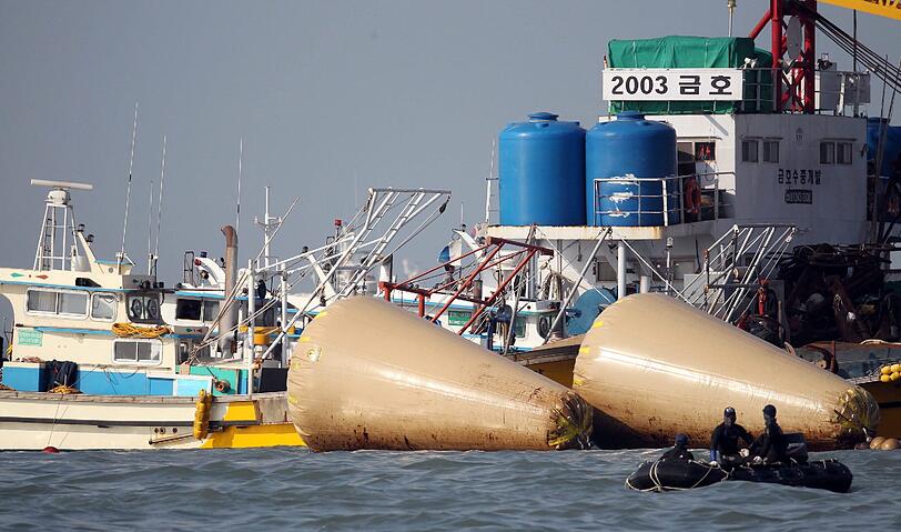 Die Rettungskräfte bergen stündlich neue Tote aus der gesunkenen "Sewol". Bilder von der Bergungsaktion.