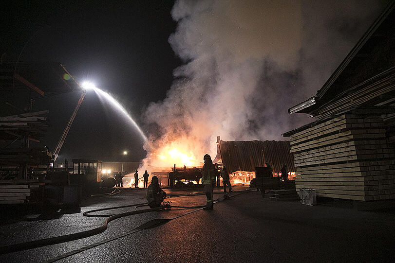 Bilder vom großen Feuerwehreinsatz in Fridolfing am Dienstagabend. Der Sachschaden ist nach dem Brand eines Sägewerks immens.