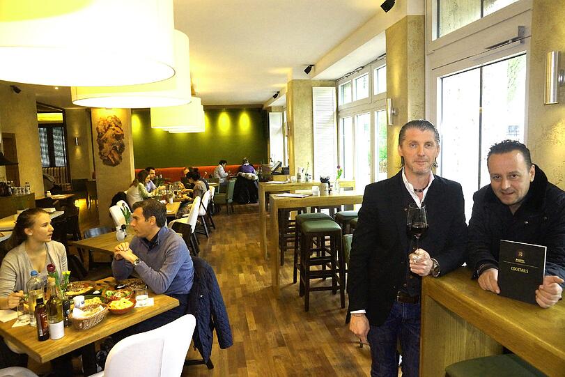 Das neu eröffnete Grill Restaurant Brusko in der Leopoldstraße präsentiert sich mit den beiden Betriebsleitern Sakis (l.) und Pani.