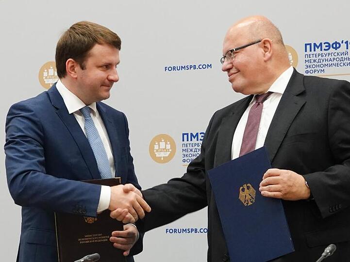 Maxim Oreschkin (l), russischer Minister für wirtschaftliche Entwicklung, und Bundeswirtschaftsminister Peter Altmaier reichen sich in St. Petersburg die Hände.