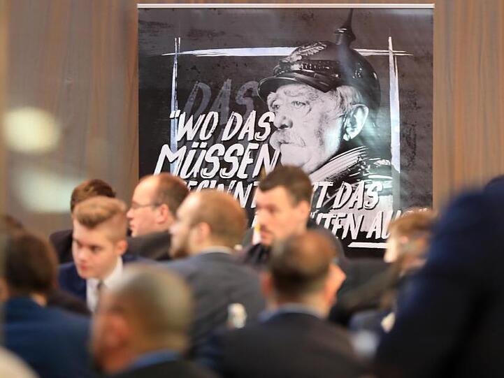 Ein Plakat mit einem Konterfei des früheren Reichskanzlers Otto von Bismarck beim Bundeskongress der Jungen Alternative für Deutschland in Magdeburg.