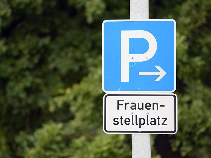 Heinweisschild für einen Frauenparkplatz.