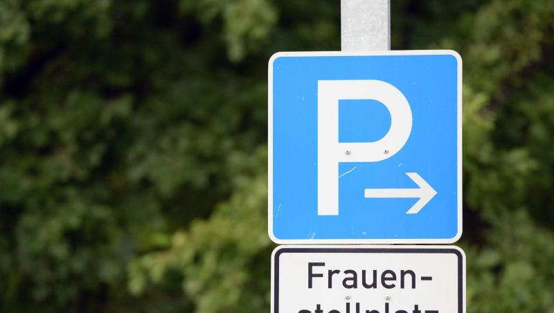 Heinweisschild für einen Frauenparkplatz.