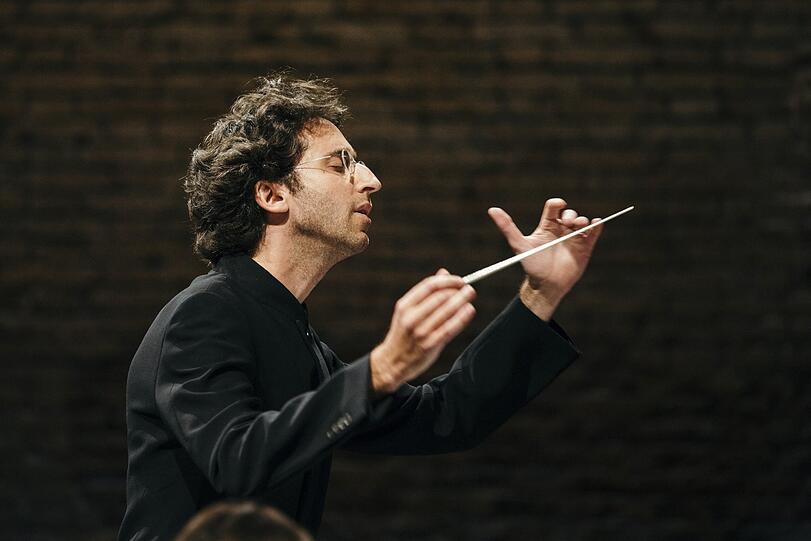 Daniel Grossmann wurde 1978 in München geboren. Er studierte Dirigieren in München, Budapest und New York. 2005 gründete er das Orchester Jakobsplatz, das sich seit 2018 Jewish Chamber Orchestra Munich nennt