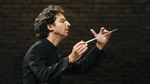 Daniel Grossmann wurde 1978 in München geboren. Er studierte Dirigieren in München, Budapest und New York. 2005 gründete er das Orchester Jakobsplatz, das sich seit 2018 Jewish Chamber Orchestra Munich nennt