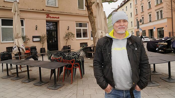 Tobias Schachner möchte anderen Wirten Mut machen, im Hintergrund das "Bruno", der Nachfolger seines alten Lokals.